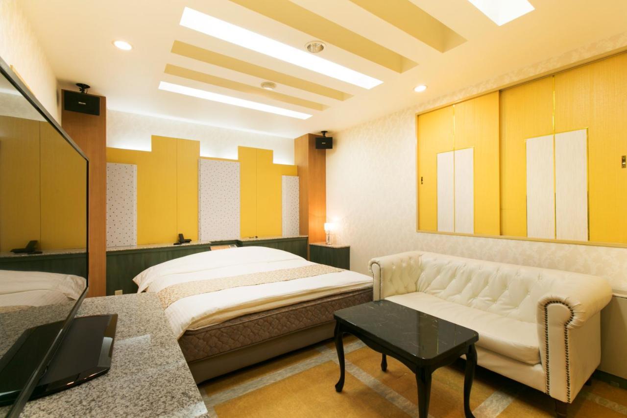Hotel Atlantis Toyonaka (Adults Only) Bagian luar foto